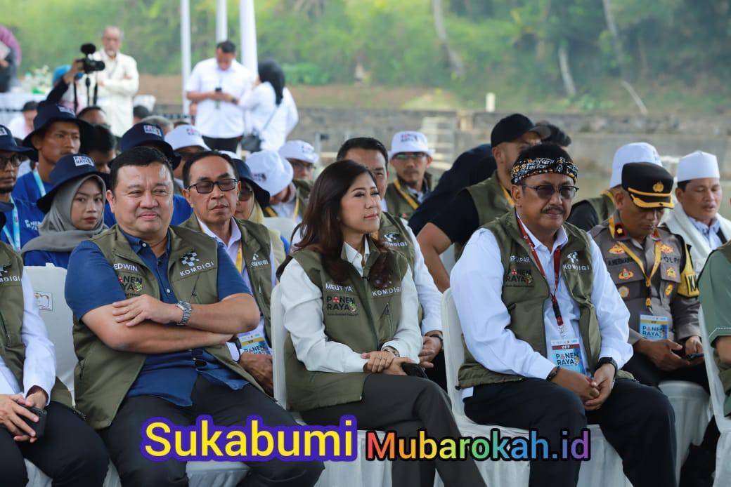 Teknologi Microbubble Dorong Produktivitas: Bupati Asep Japar dan Menkomdigi Panen Ikan Nila di Sukabumi