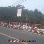 Warga Keluhkan Sampah di Jembatan Bagbagan: Saat Hujan, Air Busuk Nyembur ke Jalan