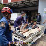 Petugas Damkar Lakukan Evakuasi Dramatis, Tangani Warga yang Tersengat Listrik di Atap Ruko Parungkuda