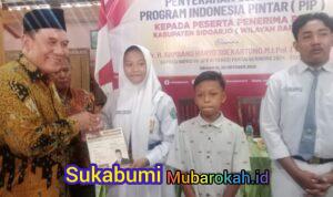 Legislator Gerindra Kembali Serahkan Bantuan PIP untuk Pelajar di Sidoarjo Barat