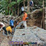 Dihari Ke Tiga Pemasangan Bronjong Do'a Warga Cikahuripan terus mengalir Untuk Bupati Asep Japar