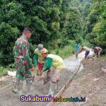 *TNI Bangun 10,5 Km Jalan di Sulteng Hanya 1 Bulan, Kolaborasi dengan Warga* Jakarta — Komando Distrik Militer (Kodim) 1412/Kolaka mampu membangun jalan sepanjang 10,5 kilometer hanya dalam kurun satu bulan, yakni dari Oktober hingga November 2025. Pembangunan jalan itu dilakukan di tiga desa di Kecamatan Ueesi, Kabupaten Kolaka Timur, Sulawesi Tenggara melalui program TNI Manunggal Membangun Desa (TMMD) ke-126. “Kami sangat terharu. Semuanya ini kolaborasi yang memang dari kita, Kodim, dengan Pemerintah Kabupaten Kolaka Timur. Dan tentunya doa dari semua prajurit dan juga ibu-ibu Kodim, termasuk masyarakat yang harapannya begitu besar untuk bisa percepat pembangunan di daerah mereka,” kata Komandan Distrik Militer (Dandim) Kolaka, Lektol Choky Gunawan, dikutip dari Kartika Podcast, Minggu (14/12). Upaya Kodim Kolaka ini diganjar tiga penghargaan sekaligus, yakni Juara 1 Dansatgas Terbaik, Juara 1 Lomba Karya Jurnalistik (LKJ), dan Juara 1 Wartawan Media Elektronik dalam lomba TMMD ke-126. Tak hanya membangun jalan, Kodim Kolaka bersama masyarakat juga mampu membuat 12 deker (plat duiker) atau selokan yang berfungsi sebagai jalan air. Keberadaan deket ini bisa mengatasi jalan yang rusak parah di daerah tersebut. “Ke depan, dengan adanya deker tadi, aliran air yang dari lereng kanan kiri jalan bisa mengalir ke samping. Jadi, masa pakai (jalan) akan lebih panjang daripada jalan sebelumnya,” kata dia. Bupati Kolaka Timur Yosep Sahaka mengatakan masyarakat amat terbantu dengan adanya program TMMD. Keberhasilan membangun jalan sepanjang 10,5 kilometer membuat akses masyarakat semakin mudah. “Sekarang masyarakat boleh dibilang sudah senyum-senyum kalau lewat di situ. Karena daerah-daerah yang biasa tergenang air, sekarang juga sudah tidak tergenang air karena ada deker. Malah mungkin Pak Dandim lupa tadi ada lagi satu jembatan yang direhab,” kata Yosep. Dia mengatakan kolaborasi Kodim Kolaka dengan masyarakat juga mampu memperbaiki jembatan penyeberangan yang rusak. Jembatan tersebut adalah akses menuju daerah transmigrasi. “Sudah hampir roboh ini jembatannya. Jadi, begitu ada kegiatan TMMD, alhamdulillah jembatannya sudah bisa dilewati dengan normal lagi,” kata dia. Selain itu, kolaborasi ini juga mampu membangun sumur bor dan rumah tidak layak huni. “Kita membuat lima sumur bor, kemudian rehab RTLH sebanyak dua unit,” tambah Choky. Tak hanya infrastruktur fisik, program TMMD yang dilaksanakan Kodim Kolaka juga menyasar pembangunan nonfisik. Meliputi kegiatan penyuluhan yakni penyuluhan stunting, kesehatan, penanggulangan narkoba, hingga penyuluhan werving atau sosialisasi untuk para calon prajurit TNI.