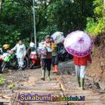 Aksi Heroik Kapolsek Simpenan, Terobos Banjir Bandang Salurkan Bantuan ke Warga Terdampak