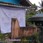 Spanduk Protes Terpasang di Rumah Retak, Warga Gempol Sukabumi Desak Relokasi