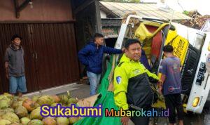 Muatan Kelapa Tumpah ke Jalan, Benturan Dua Truk di Jalur Citarik Palabuhanratu