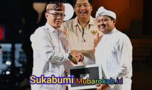 Sekjen Sugiono Resmi Berikan KTA untuk Bupati Sumedang Dony Ahmad yang Gabung Gerindra