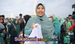 Ibu Ini Unboxing Paket Sembako dan Baju Gamis di Pasar Murah Pemerintah: Isinya Padat Banget!