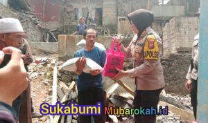 Sehari Usai Kebakaran, Kapolsek Simpenan, AKP Bayu Sunarti Agustina, Turun Langsung Bantu 7 Keluarga Korban di Cigadog