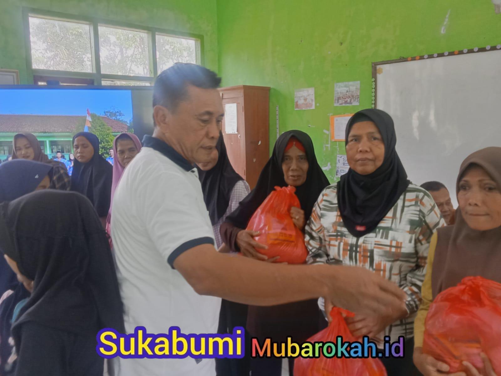 Toto Tohari Santuni Anak Yatim dan Lansia di Desa Citapen Kuningan